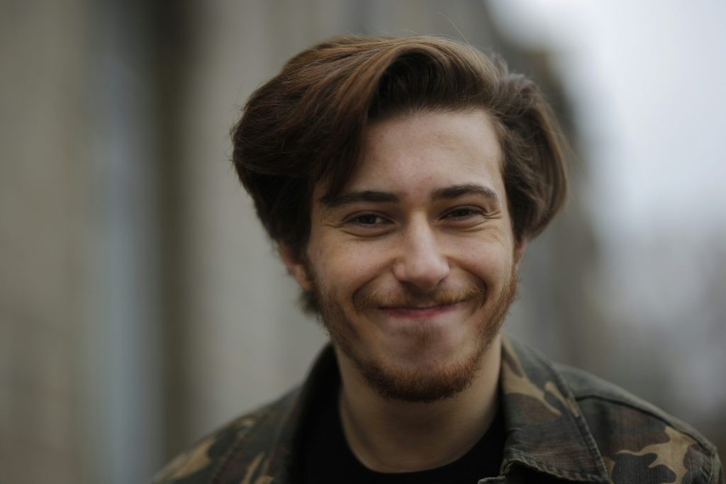 Ein Mann mit Bart lächelt in die Kamera.